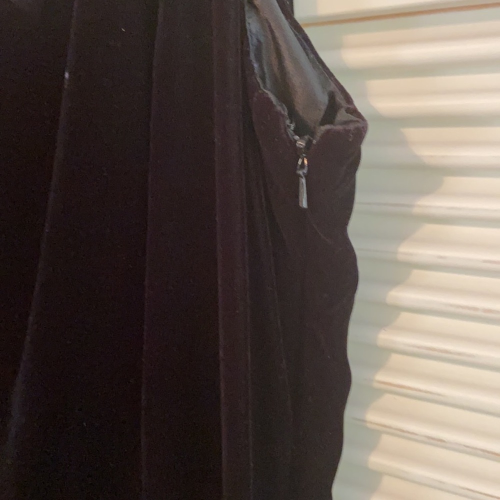 MAGGY LONDON Sweet Bow Back Velvet Dress - Picture 8 of 10